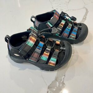 Keen Newport H2 closed toe water sandal size 9